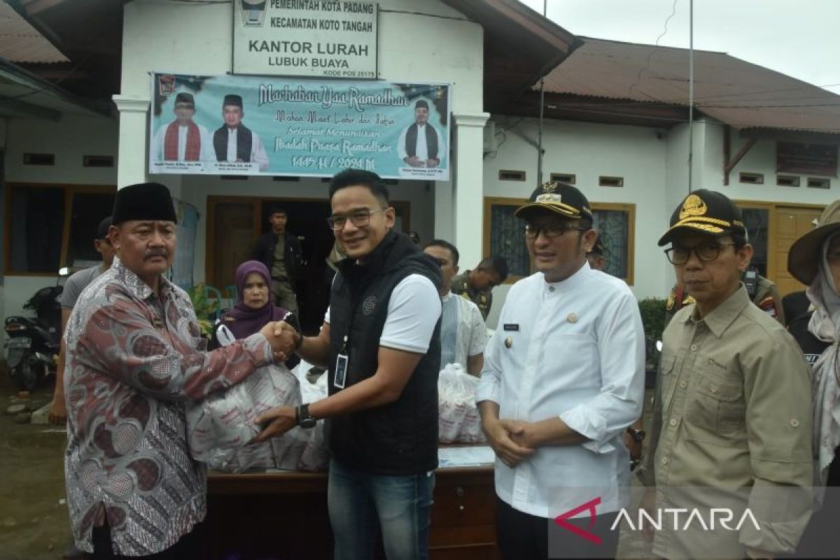 Bersama Wali Kota, BRI Serahkan 300 Nasi Bungkus untuk Korban Banjir Padang