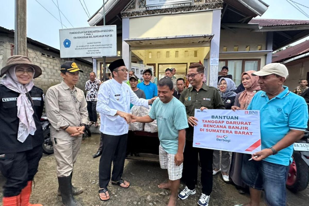BNI salurkan bantuan tanggap darurat bencana banjir Kota Padang