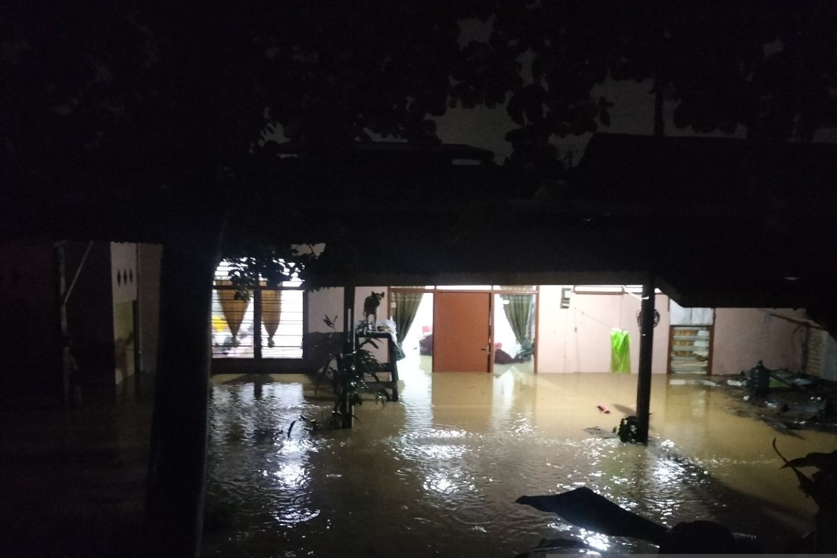 Ratusan rumah warga di Padang terendam banjir