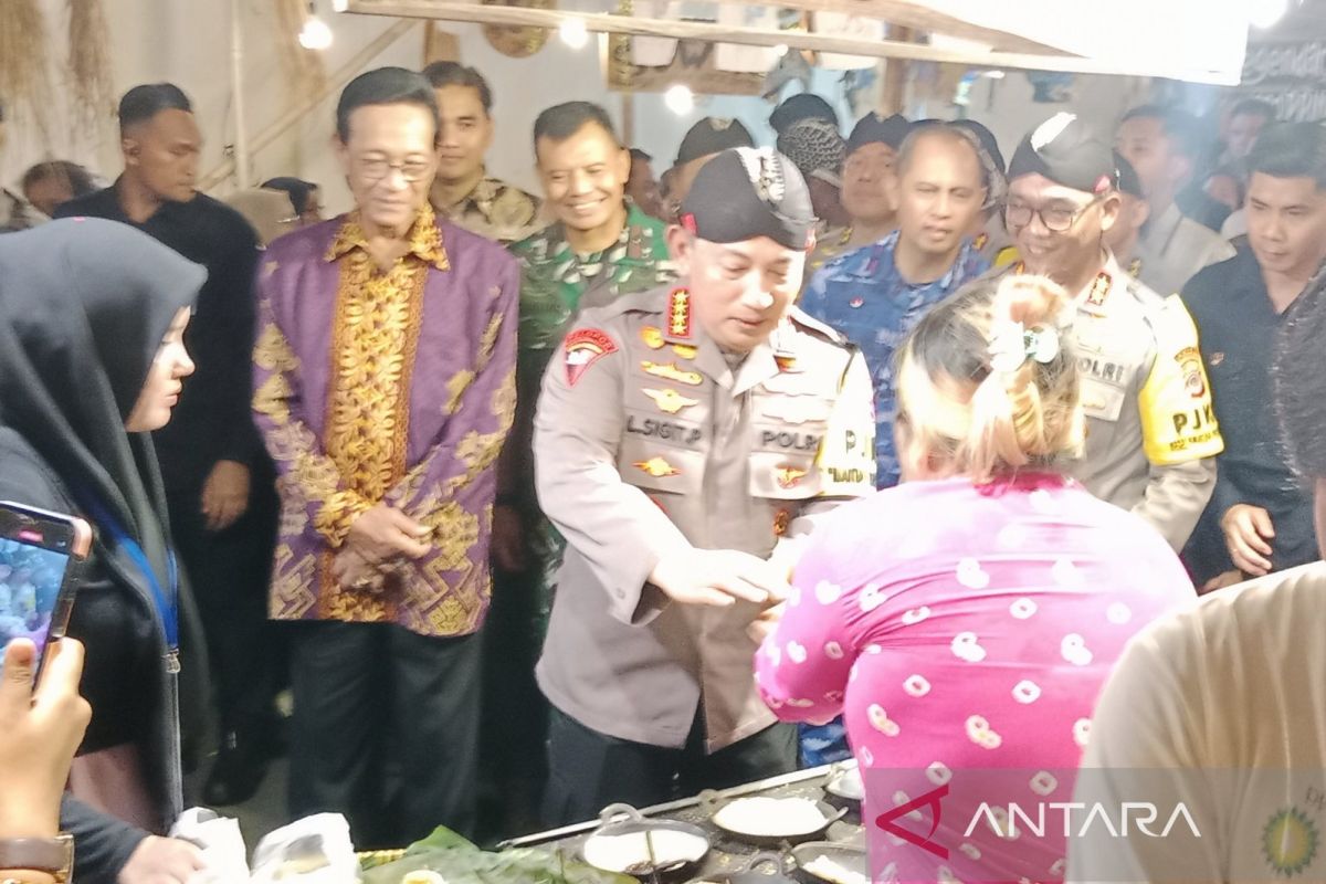 Kapolri membuka "Pasar Kangen Wiwitan Pasa" di Mapolda DIY