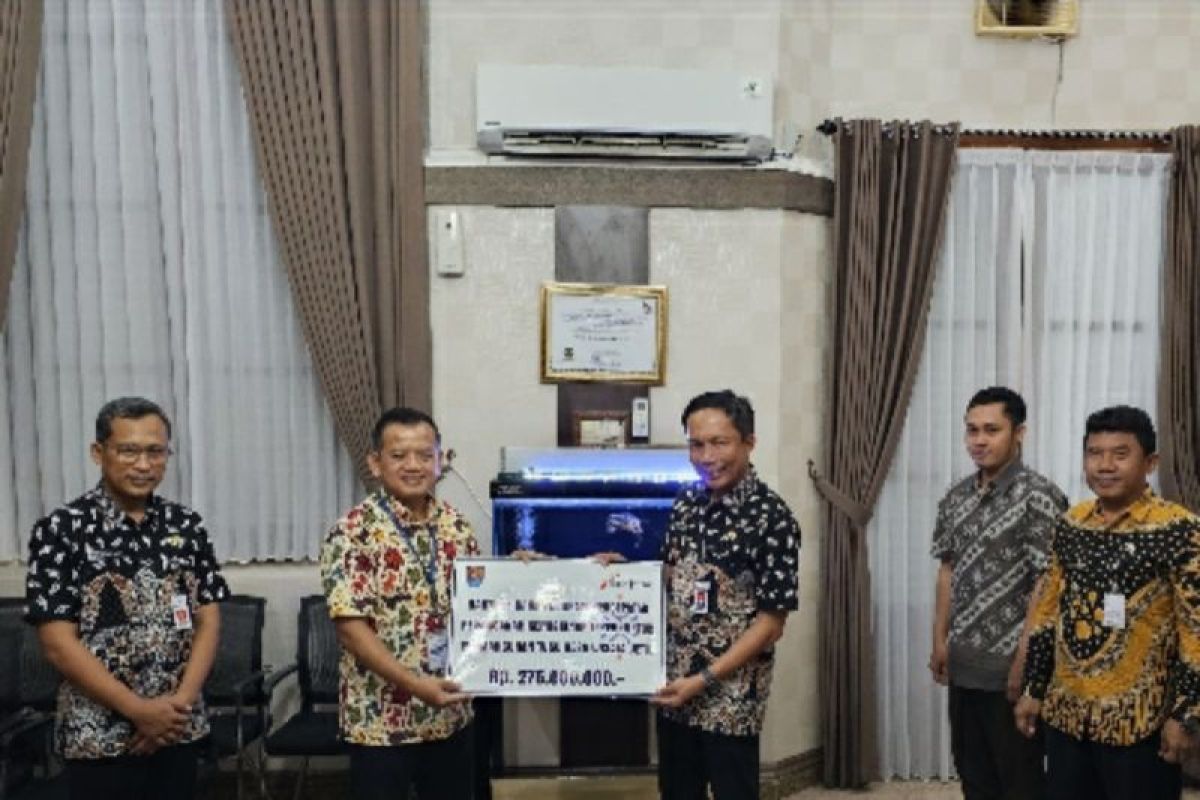 Bank Jateng Cilacap bantu pembangunan Tugu Desa Wisata Jetis