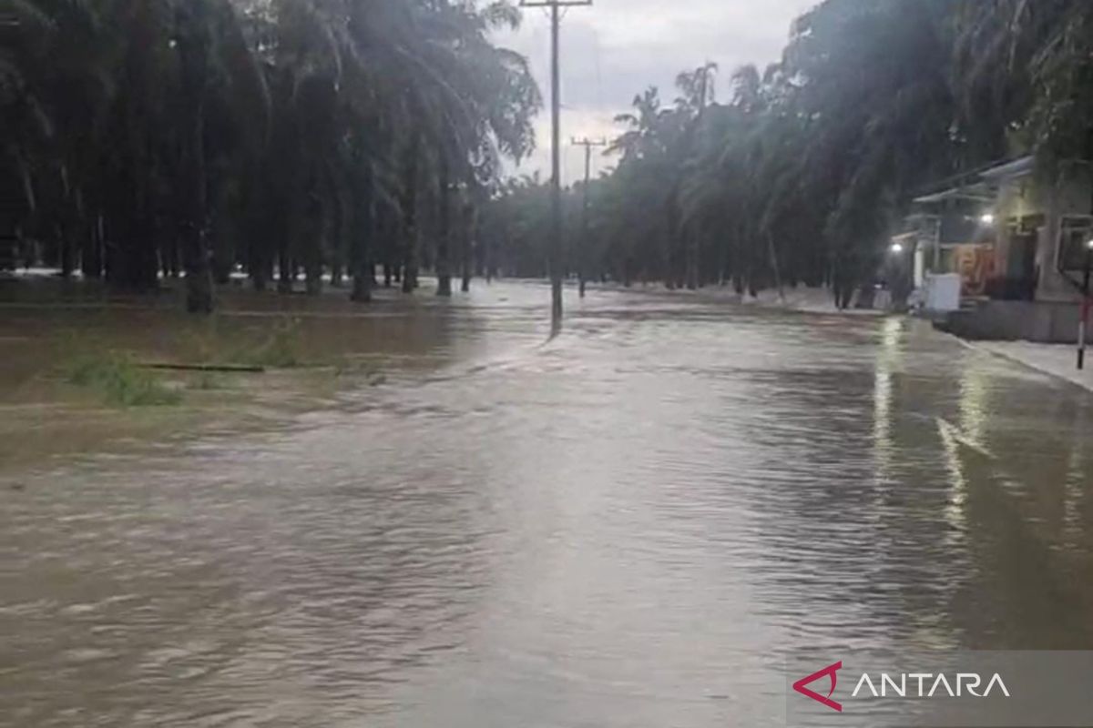 Banjir di jalan provinsi di Mukomuko berangsur surut