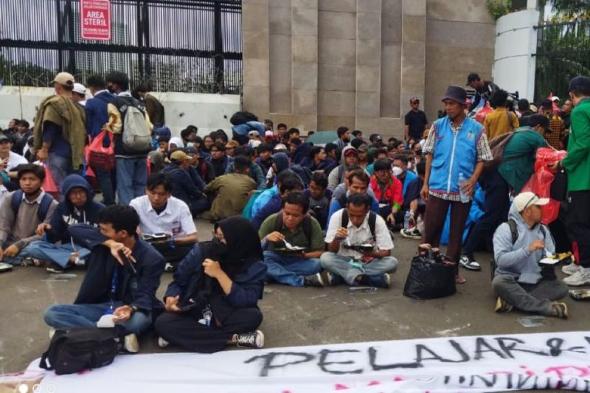 Ribuan pelajar dan mahasiswa kembali gelar aksi di depan gedung DPR RI