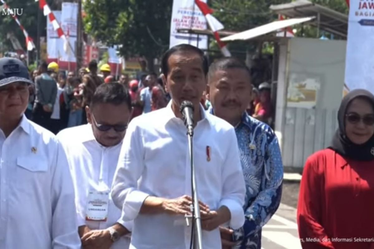 Presiden Jokowi meresmikan pelaksanaan Inpres Jalan Daerah Jatim bagian selatan