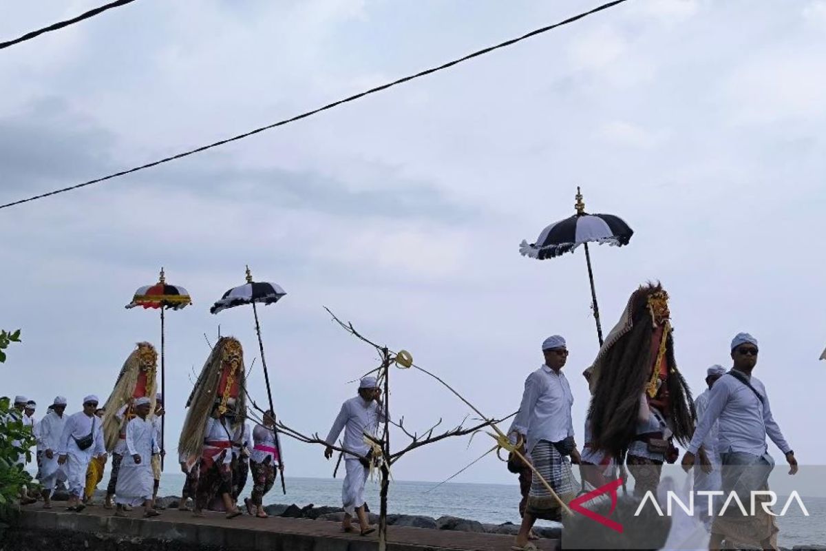 Umat Hindu di Denpasar ritual Melasti di Pantai Padanggalak