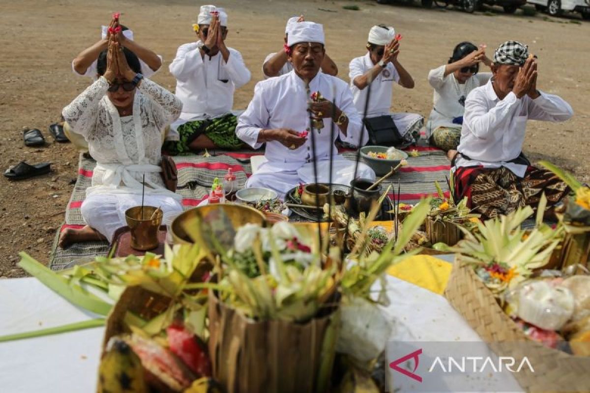 Umat Hindu Gelar Upacara Melasti Di Pantai Marina Semarang Antara News