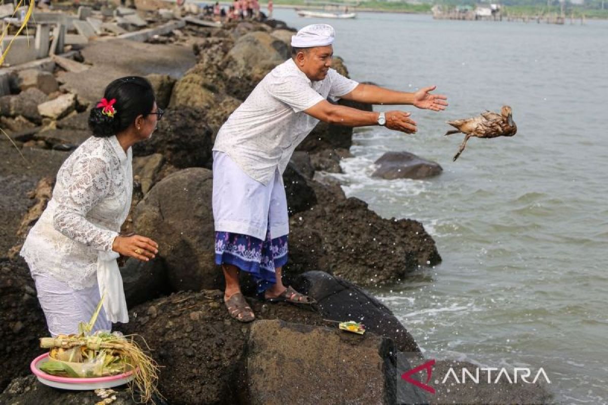 Umat Hindu Gelar Upacara Melasti Di Pantai Marina Semarang Antara News