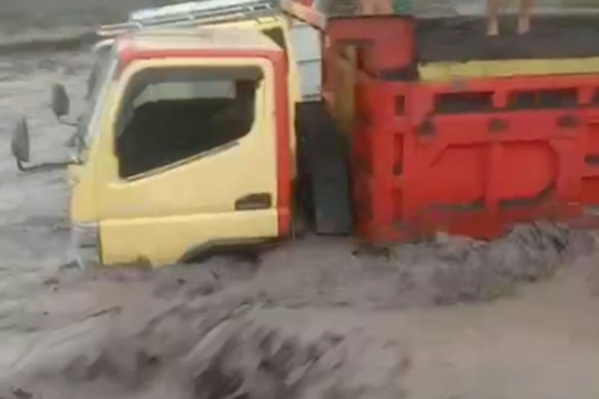 Aliran lahar dingin Semeru, sejumlah truk terjebak