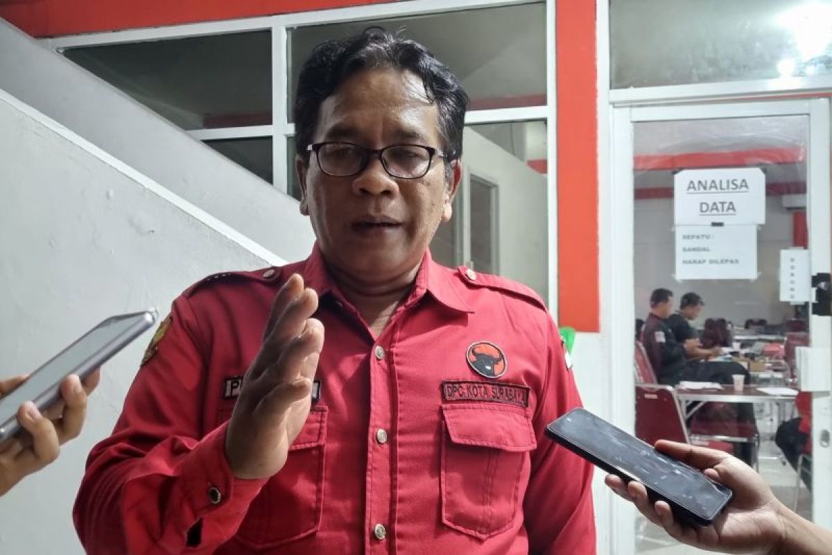 Saksi PDI Perjuangan tinggalkan lokasi pleno KPU Surabaya