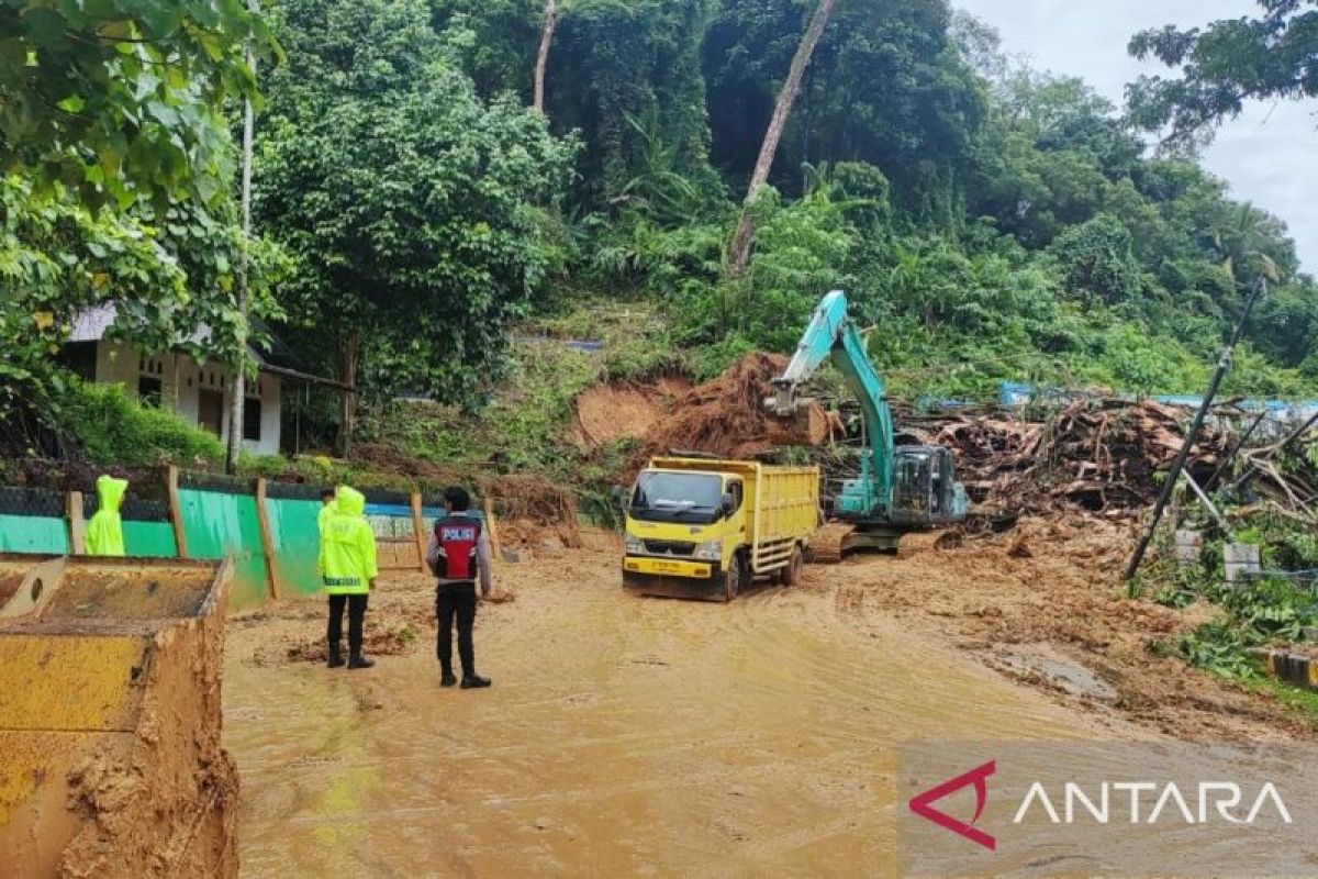 16 orang korban banjir bandang-longsor di Sumbar ditemukan meninggal