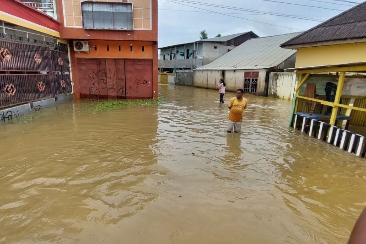 Pemkot Sorong salurkan bantuan untuk 3.324 KK korban banjir