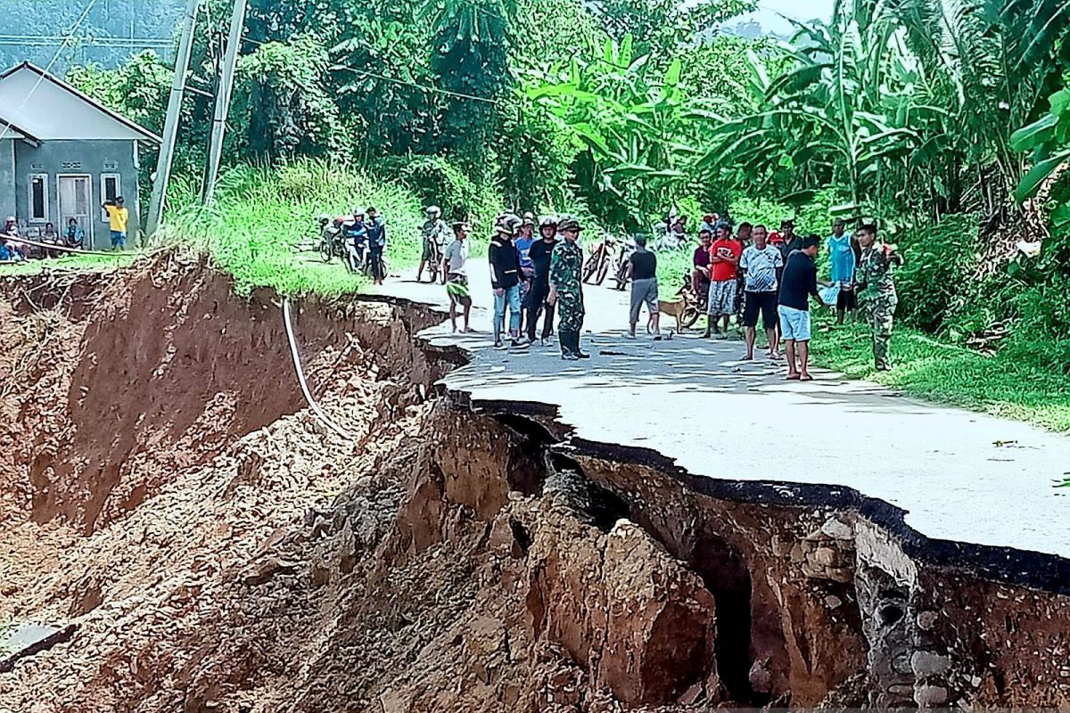 Sempat tertutup longsor, jalur barat Gorontalo sudah bisa dilalui
