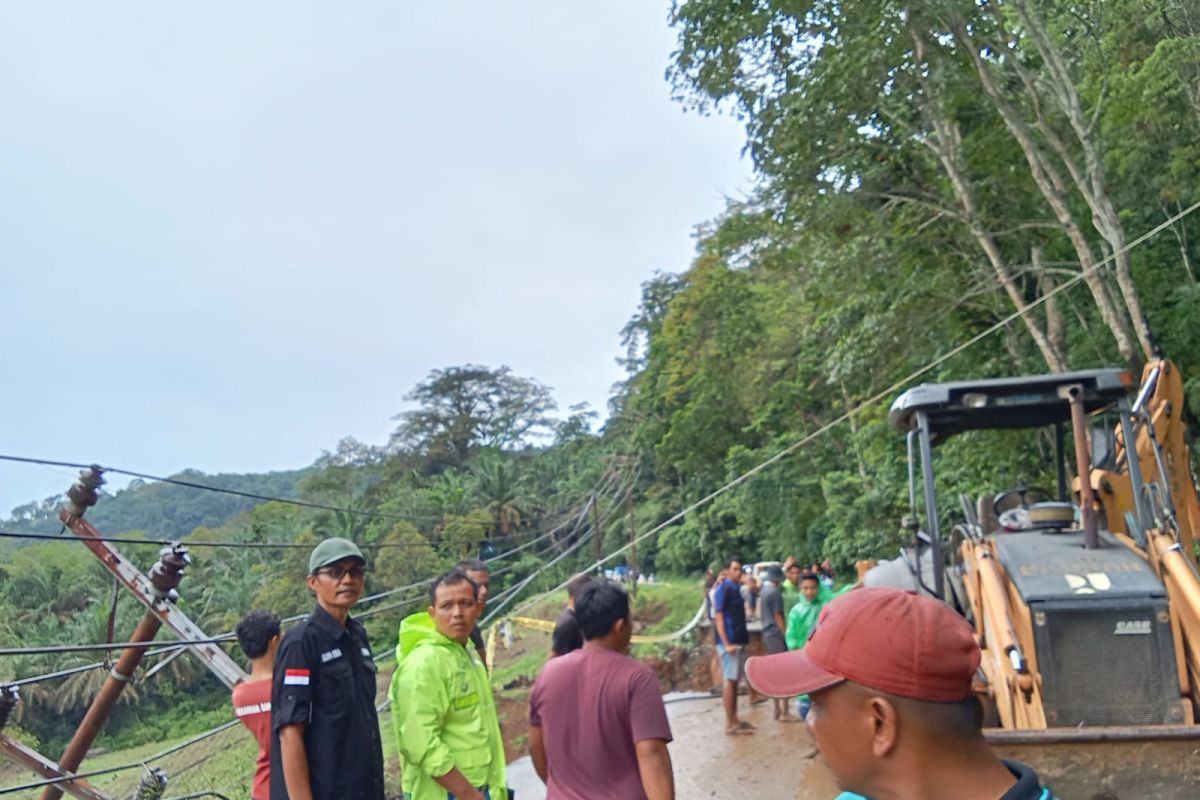 Dinas PU Pasaman Barat buat jalan alternatif di lokasi longsor Talamau