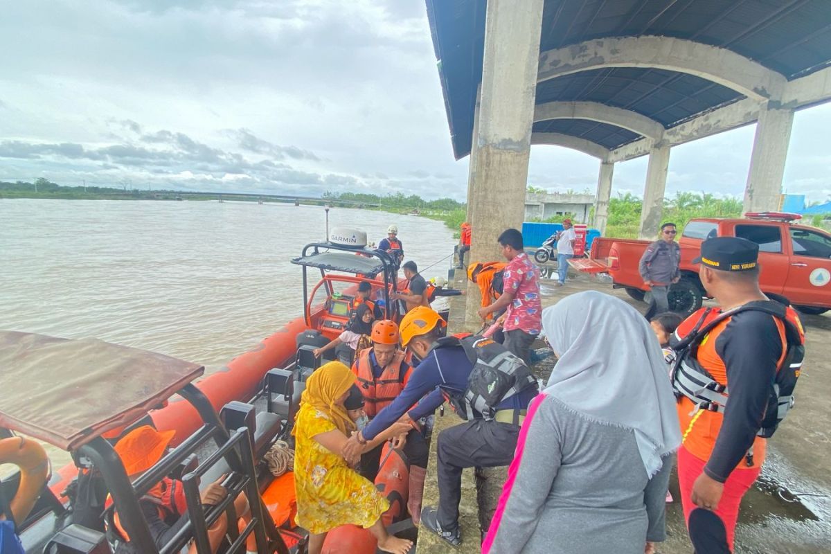 BPBD Pasaman Barat evakusi 21  korban banjir