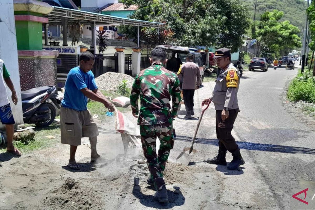 TNI dan Polri di Gorontalo perbaiki jalan berlubang