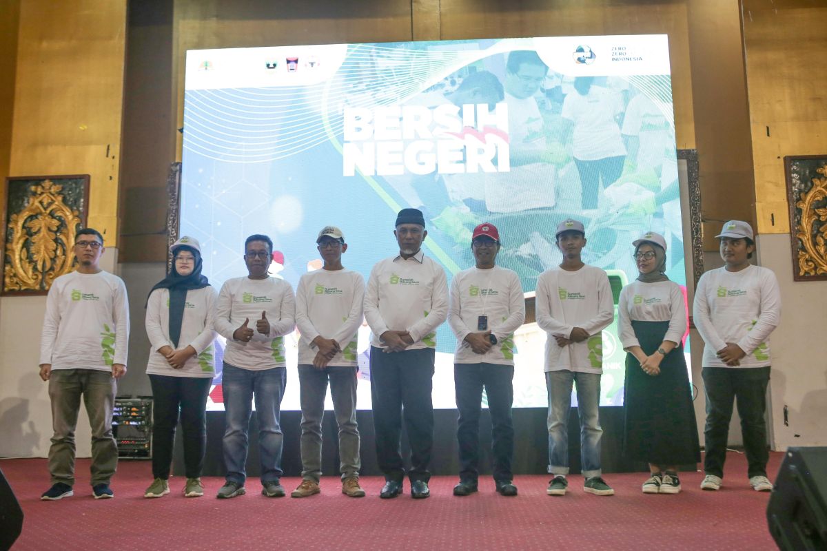 Aksi bersih negeri di HPSN 2024, Gubernur apresiasi program Nabuang Sarok Semen Padang