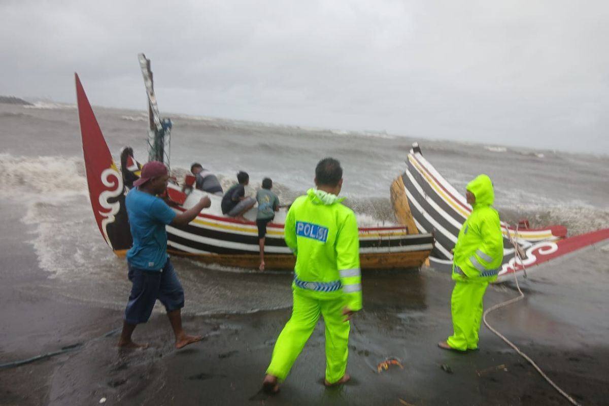 Satpolairud Polres Situbondo evakuasi tiga korban perahu karam