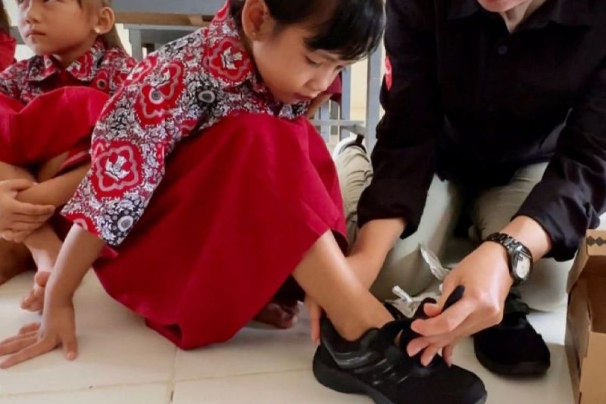 Dinas Pendidikan Kalbar bantu sepatu siswa perbatasan Kalimantan Timur