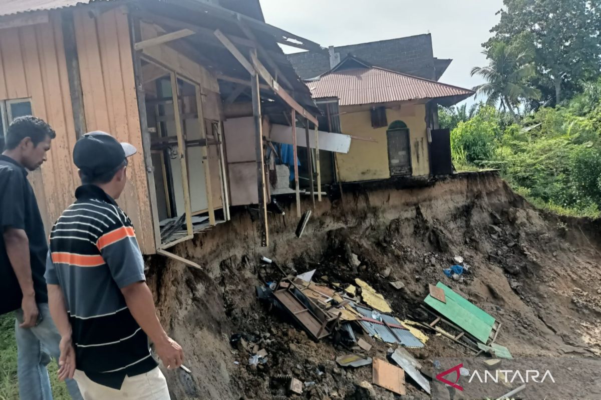 BPBD Mukomuko laporkan tebing sungai yang longsor