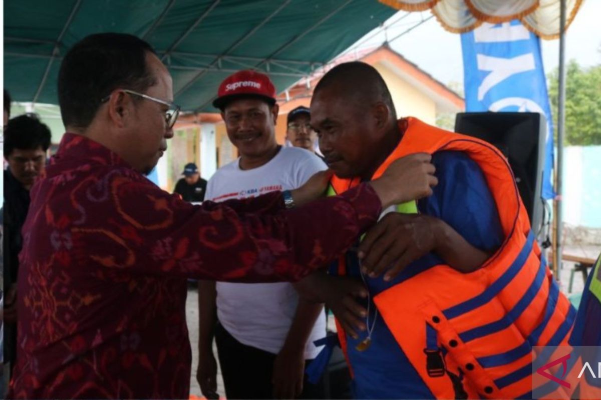 Pemkab Bangka Tengah serahkan sertifikat program sehat nelayan