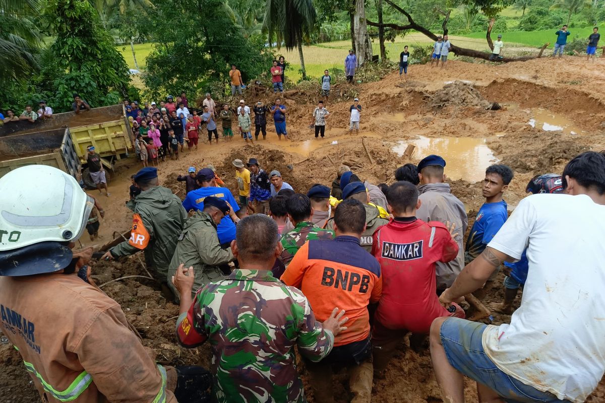 Tiga korban banjir dan tanah longsor di Padang Pariaman ditemukan meninggal