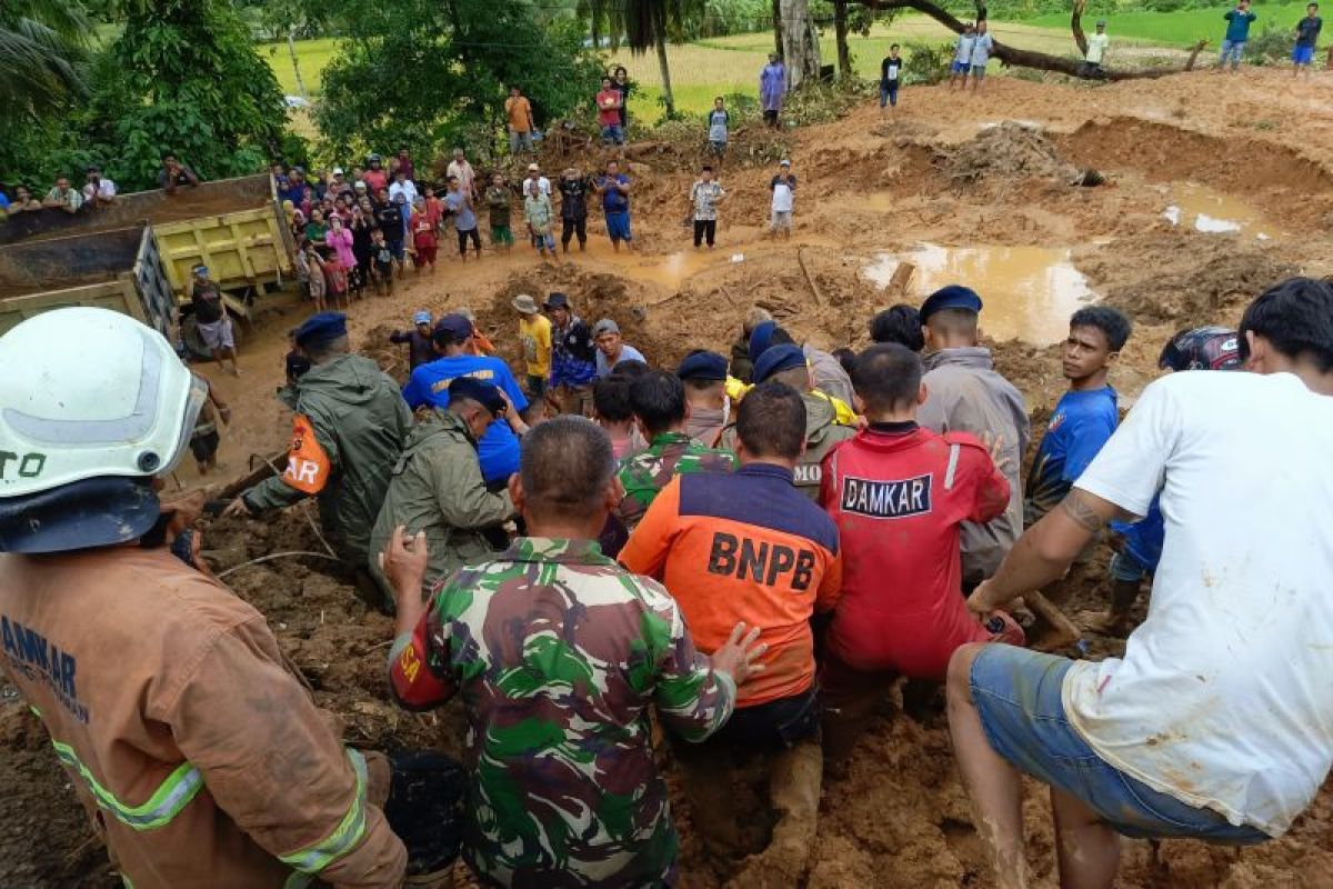 10 korban banjir-tanah  longsor Pesisir Selatan Sumbar meninggal dunia