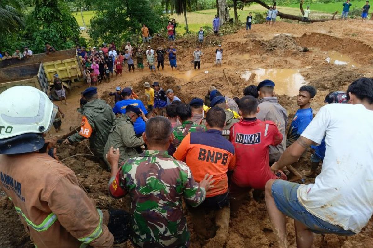 Meninggal dunia, 10 korban banjir-tanah longsor Pesisir Selatan, Sumbar