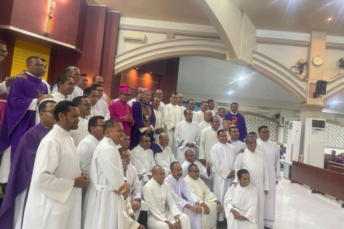 Umat menyambut gembira Uskup Agung Kupang yang baru