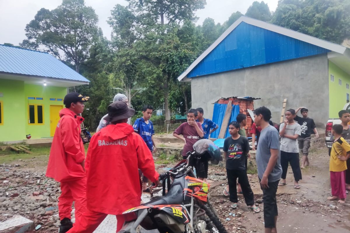 Basarnas evakuasi tiga orang terjebak banjir pemandian Kolaka