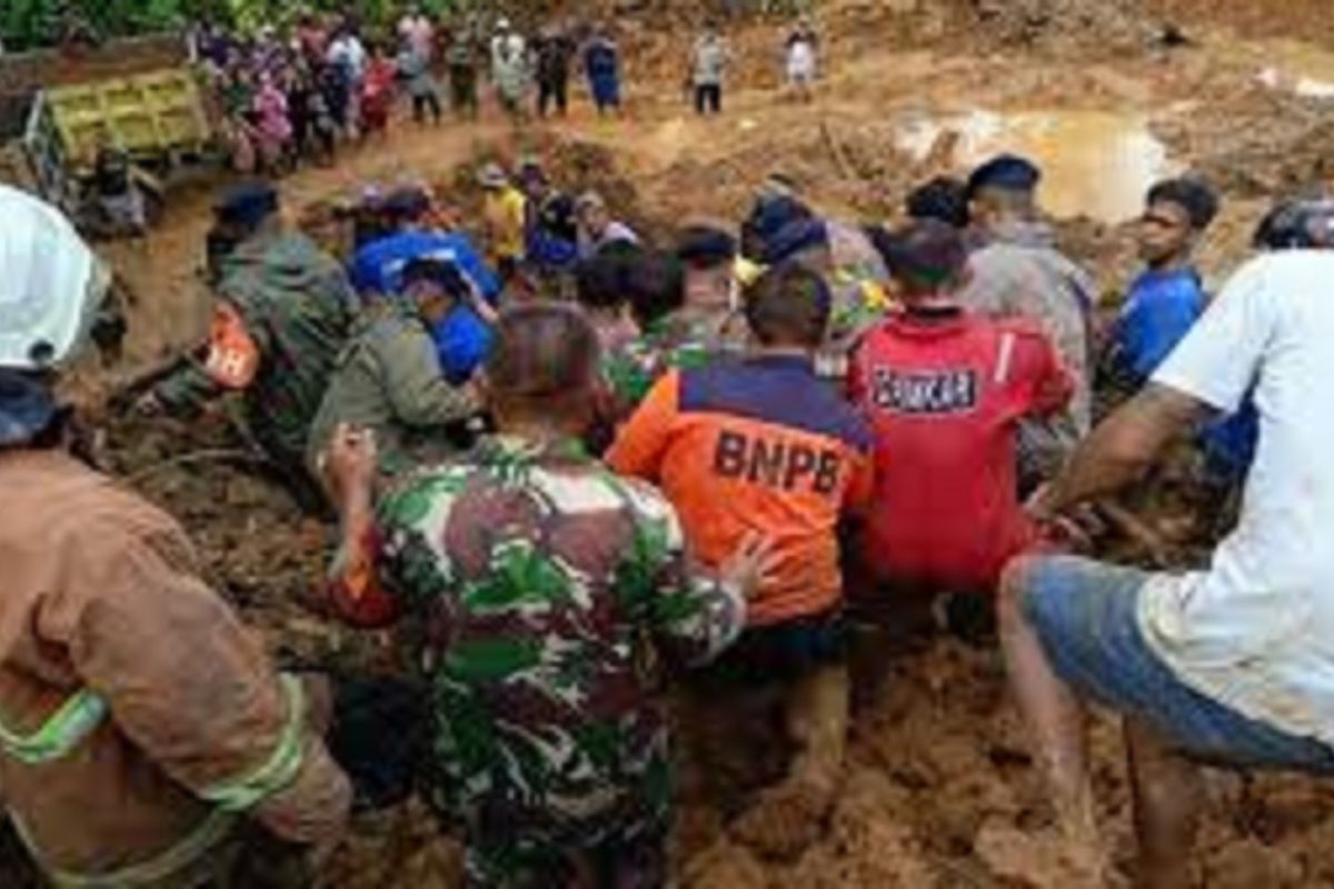 Tiga orang korban tanah longsor Padang Pariaman ditemukan tewas
