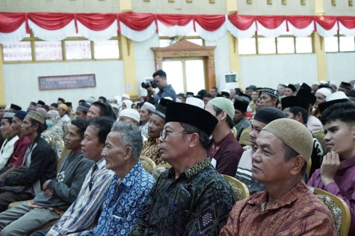 Pemerintah Kabupaten Sambas berikan tali asih kepada imam masjid