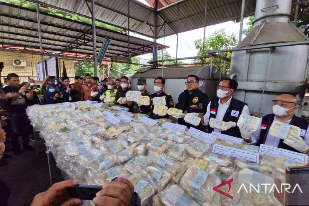 Petugas Bea Cukai musnahkan ribuan boks roti "after you milk bun"