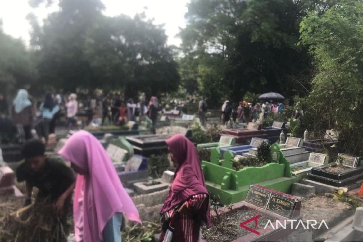 Warga Kota Medan padati tempat  pemakaman umum jelang Ramadhan