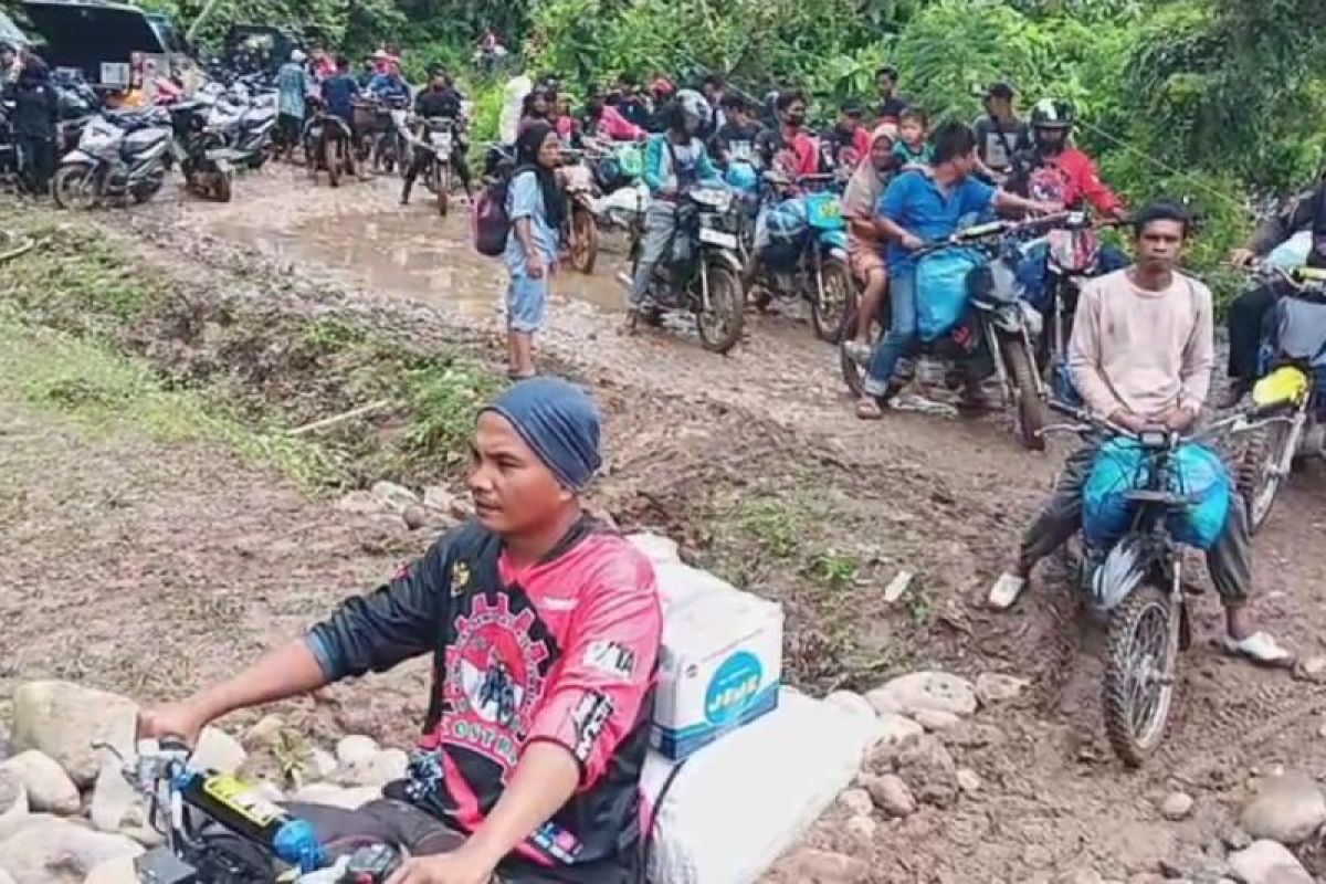 Kostra bantu antar bantuan korban terdampak longsor di Langgai Pesisir Selatan
