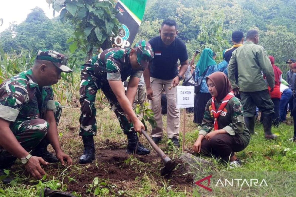 Kodim dan Pemkab Situbondo tanam 10.500 tanaman buah di lahan kritis