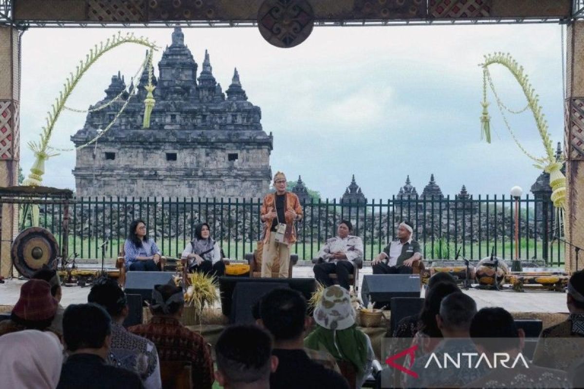 Menteri Uno meluncurkan Anugerah Desa Wisata Indonesia Tahun 2024