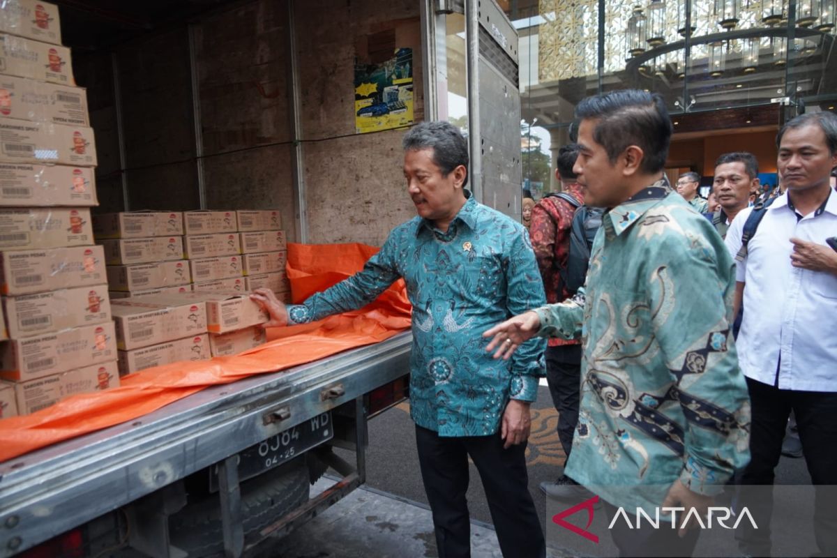 Ministry distributes 10,000 canned fish in Yogyakarta ahead of Ramadan