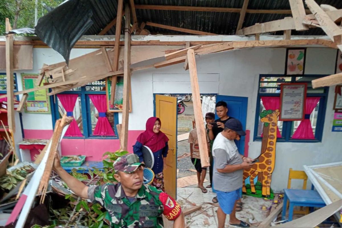 TK di Gorontalo Utara rusak berat tertimpa pohon tumbang