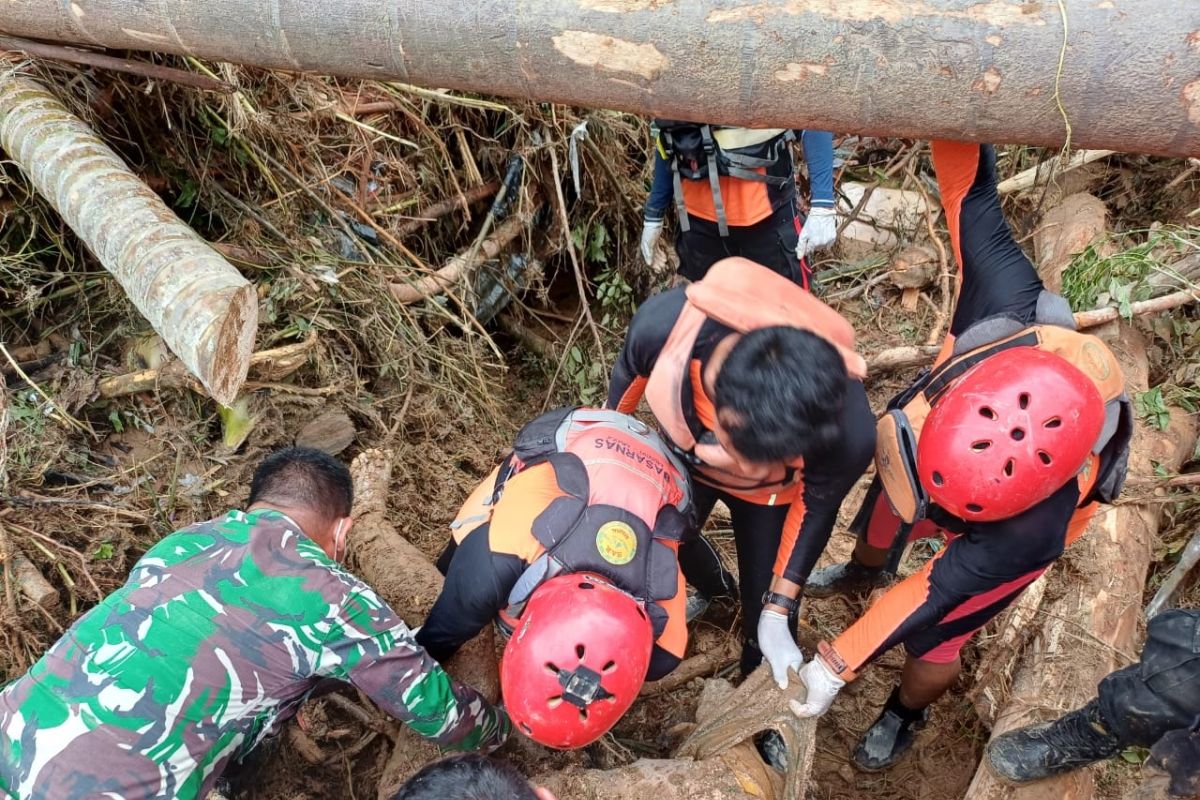 Basarnas Padang terus cari korban bencana alam di Pesisir Selatan