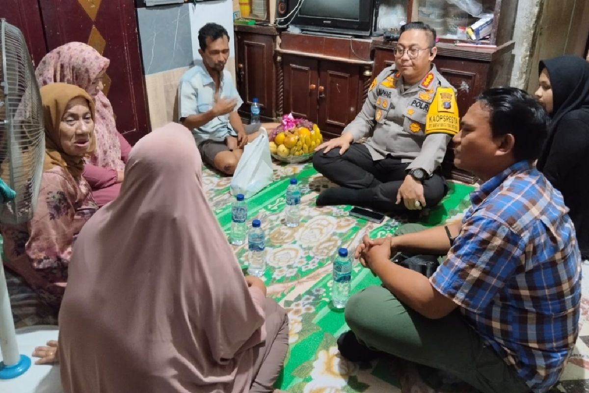 Polresta Deli Serdang datangi rumah korban pengeroyokan dan berikan tali asih