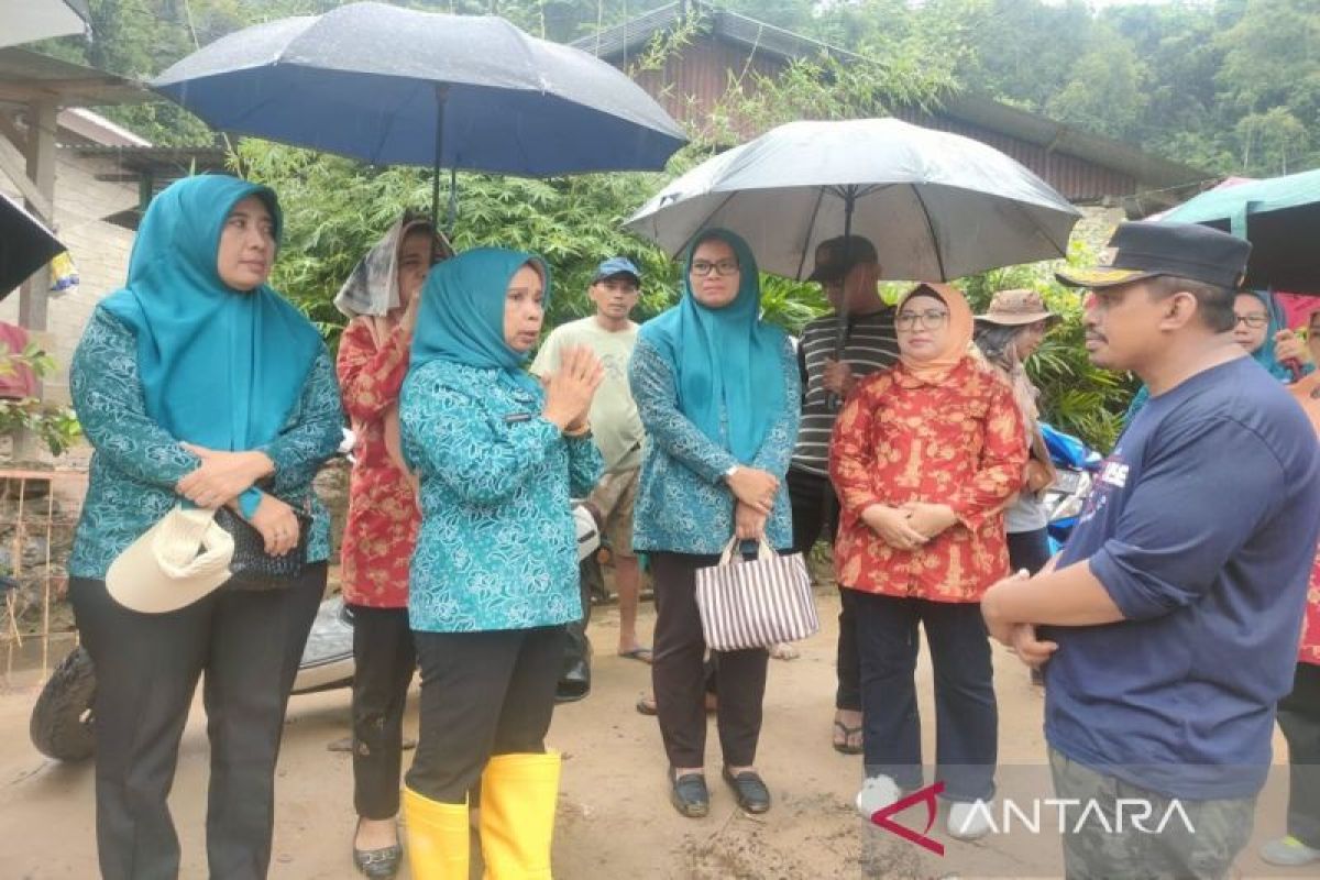 TP PKK Sultra salurkan bantuan bagi korban banjir di Kota Kendari