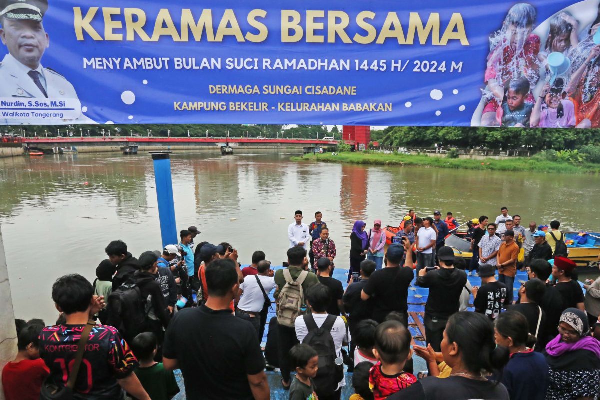 Sambut Ramadhan, warga Tangerang keramas massal di Sungai Cisadane