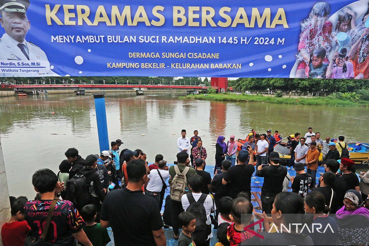 Warga Tangerang gelar keramas massal di Cisadane sambut bulan Ramadhan