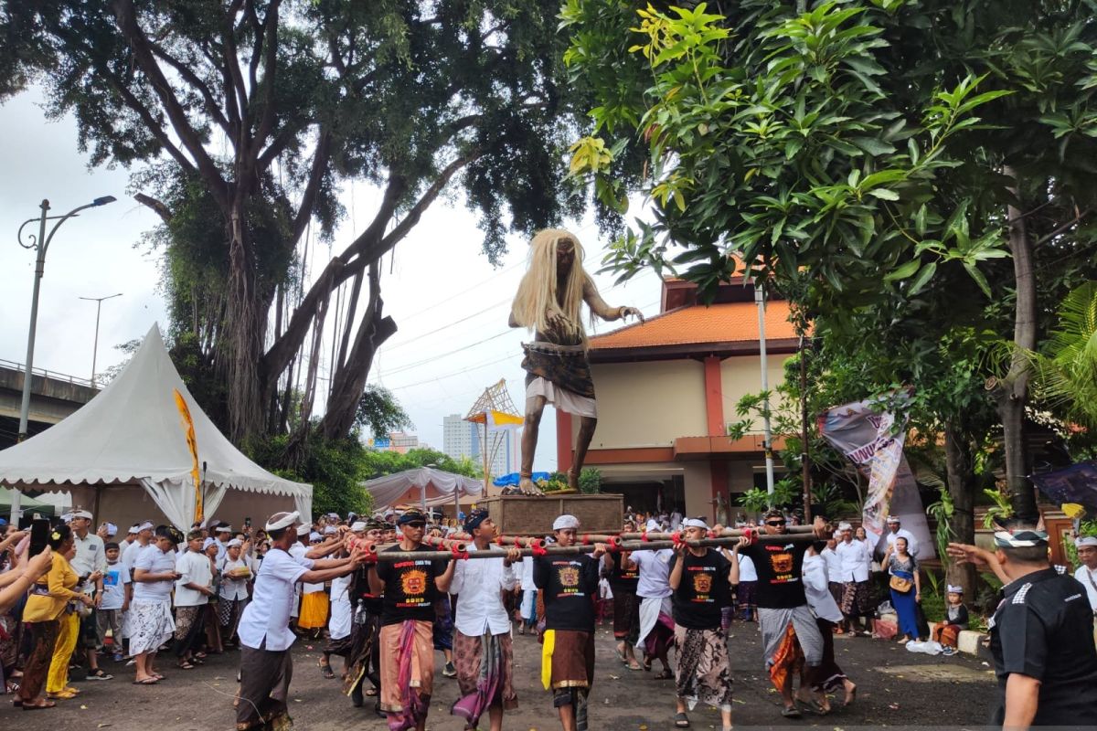 Atraksi ogoh-ogoh menyambut Hari Suci Nyepi di Pura Adhitya Jaya Jakarta