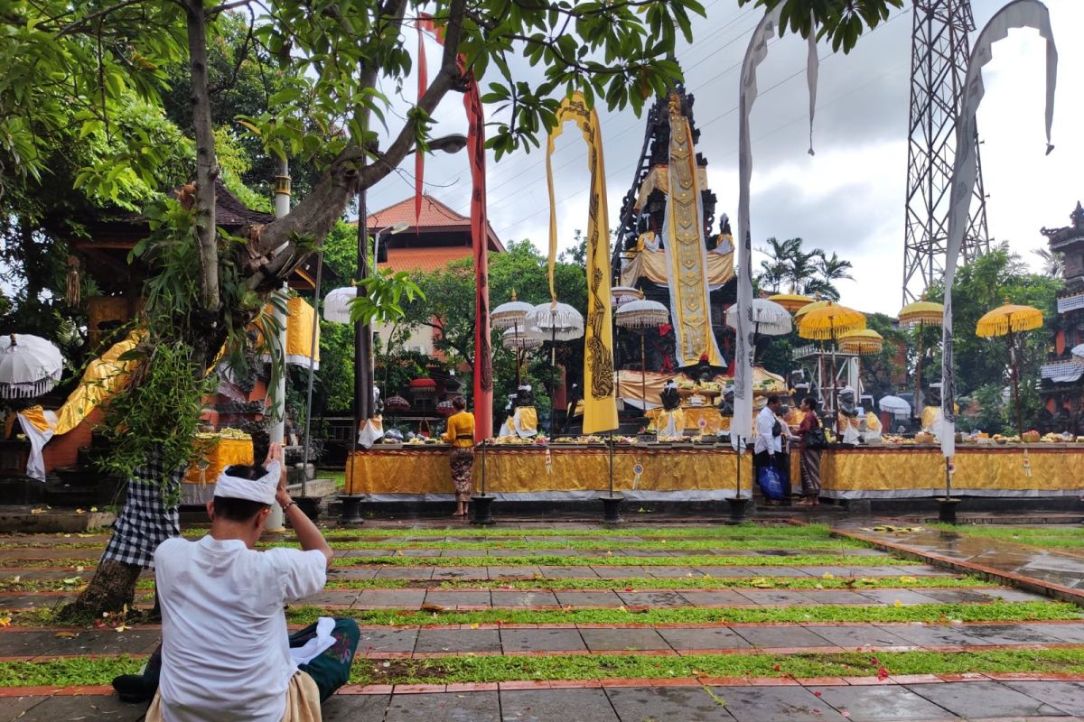 Panitia menanam seribu pohon di pura Jakarta dalam rangka Nyepi Isaka 1946