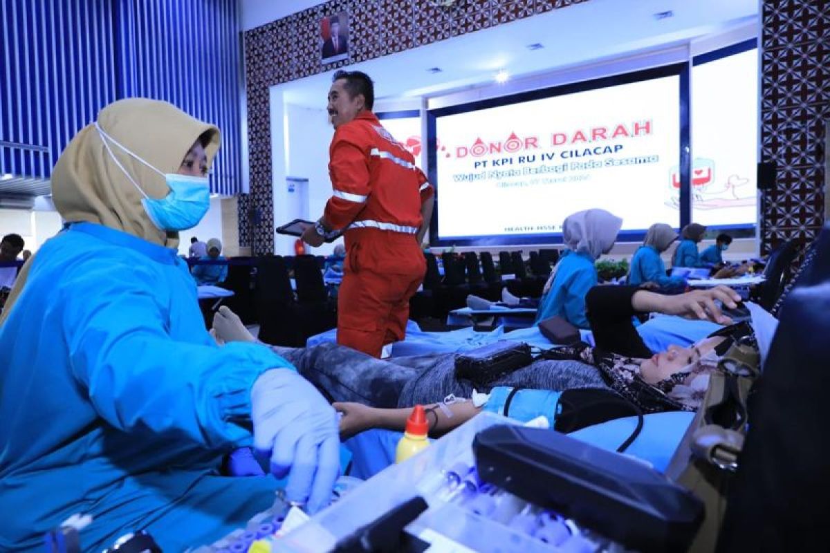 Pembagian paket sembako Ramadhan warnai donor darah rutin di Kilang Cilacap