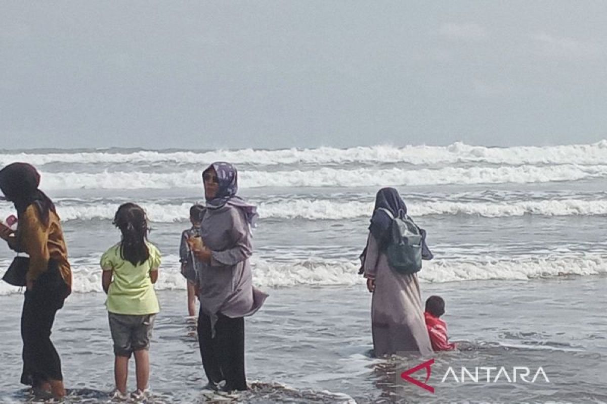 BMKG imbau wisatawan waspadai gelombang tinggi di selatan Jabar-DIY
