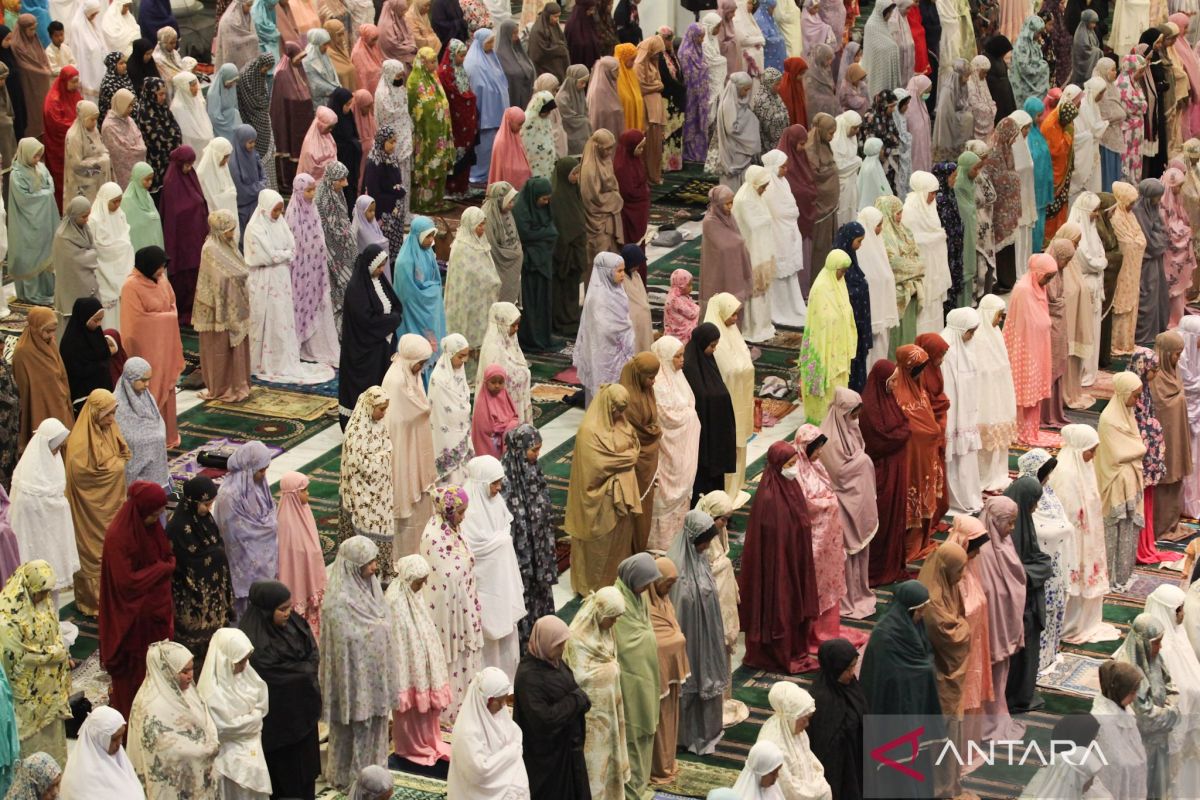 Belasan ribu jamaah tarawih pertama di Masjid Al Akbar