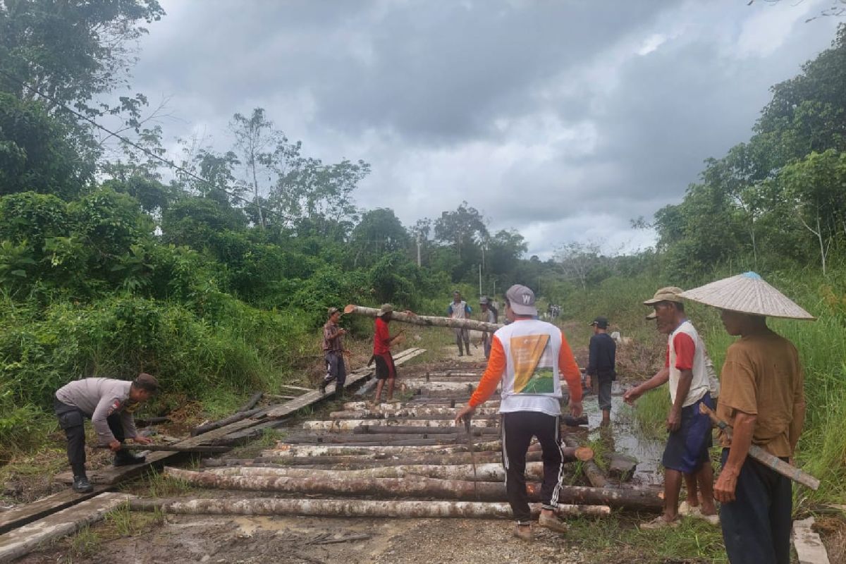 Polisi dan warga perbatasan RI-Malaysia di Kapuas Hulu perbaiki jalan rusak