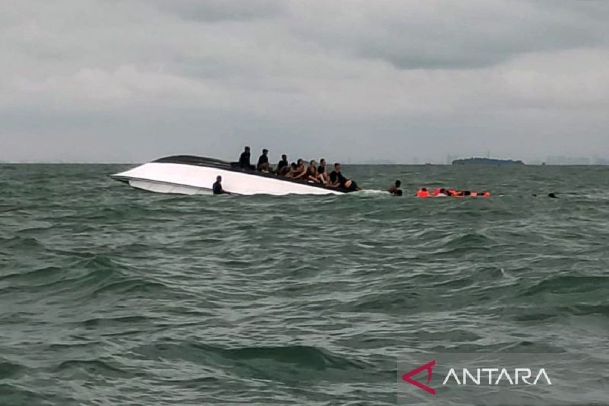 Kapal pembawa puluhan penumpang terbalik di Kepulauan Seribu